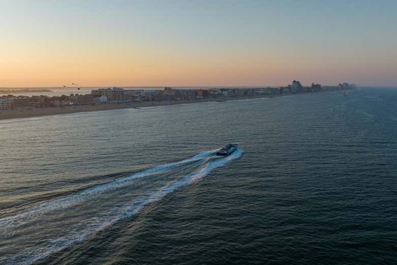 El barco navegando al atardecer por Ocean City