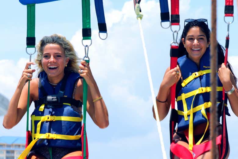 Dos chicas a punto de volar por Ocean City con el parasailing