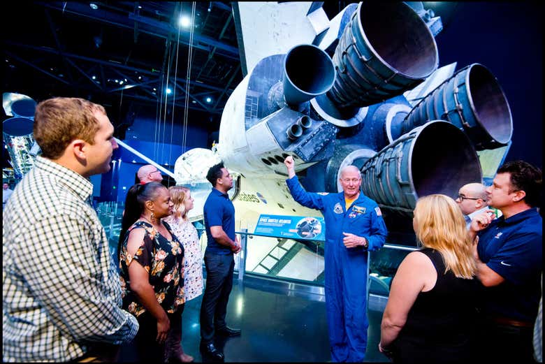 Descubriendo el centro espacial junto a un astronauta