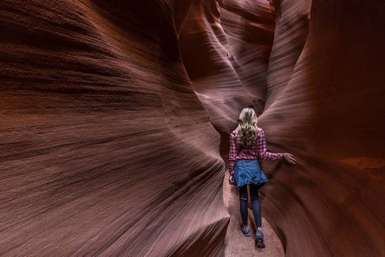 Una chica explorando el Cañón del Antílope secreto