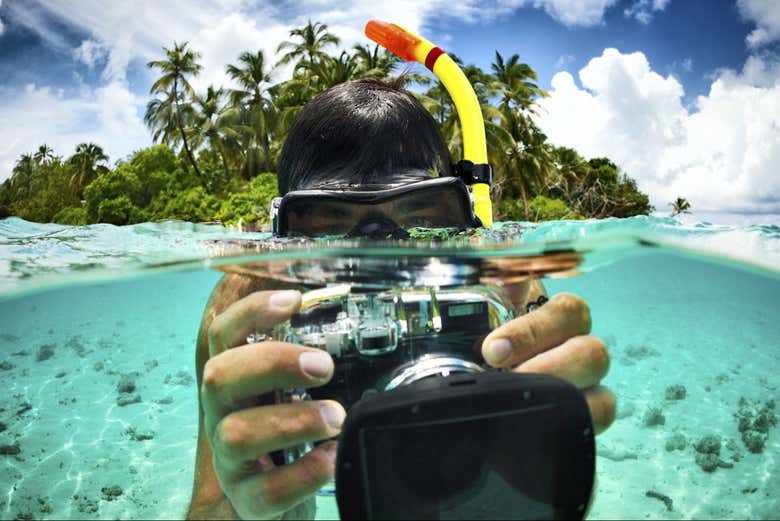 Use an underwater camera while snorkelling