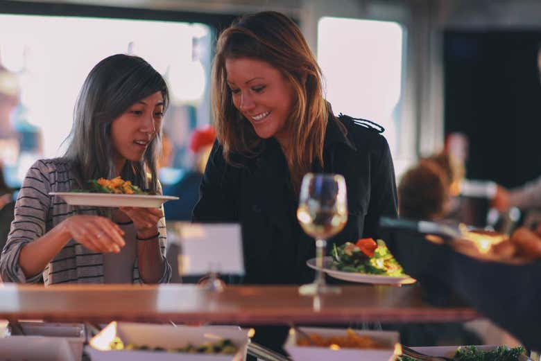 Disfrutando del crucero con cena