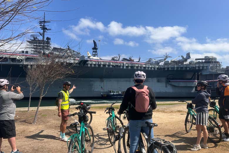 Contemplando o porto das bicicletas elétricas