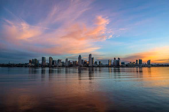 Paseo en barco al atardecer