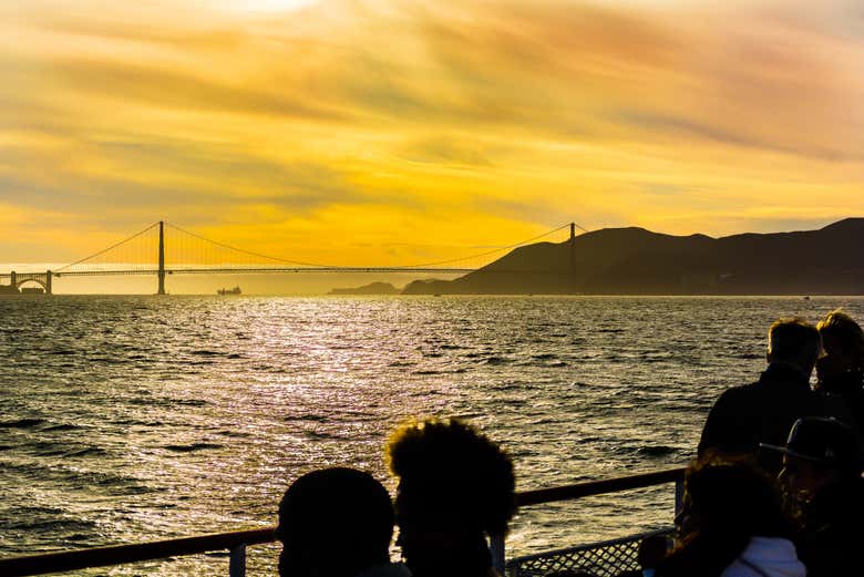 Navegando al atardecer por la bahía de San Francisco