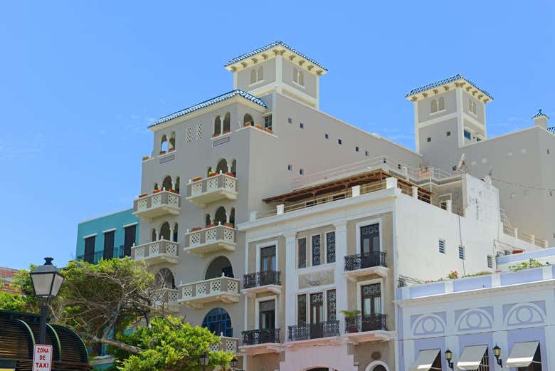 Edificio antiguo frente a plaza Colón