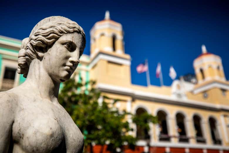 Una estatua en la plaza de Armas