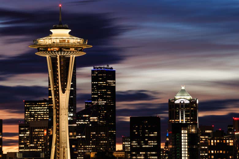 El Space Needle iluminado