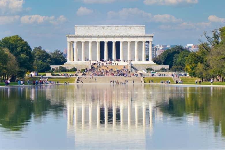 Lincoln Monument reflecting on The Pool