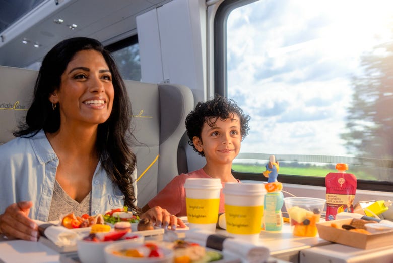 Uno spuntino a bordo del comodo treno Brighline