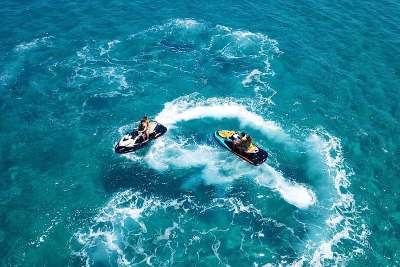 Divertimento in coppia sulla moto d'acqua 