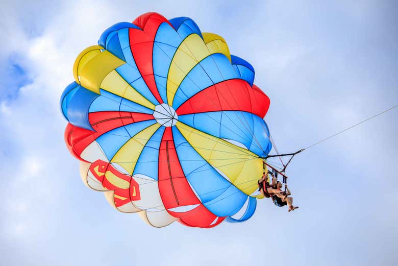 Tandem parasailing flight