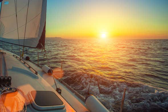 Paseo en barco al atardecer