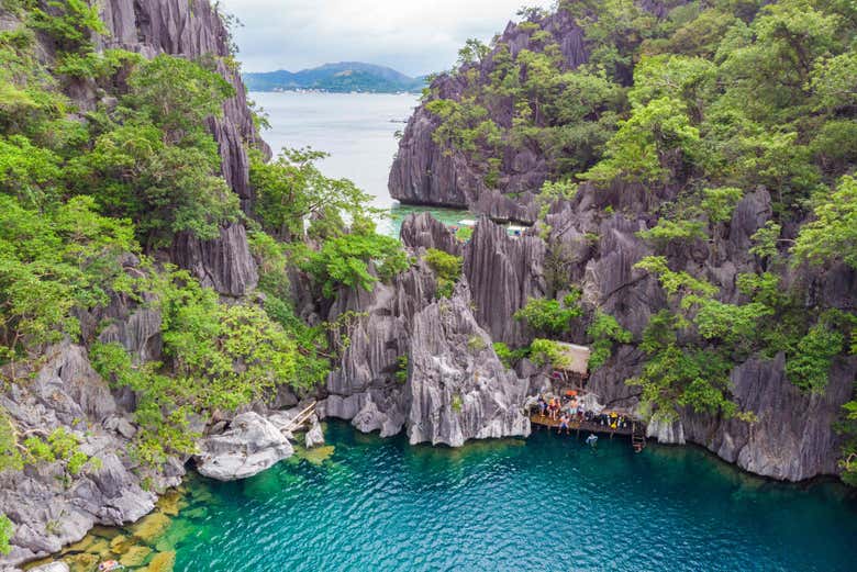 Las afiladas rocas que rodean el lago Barracuda