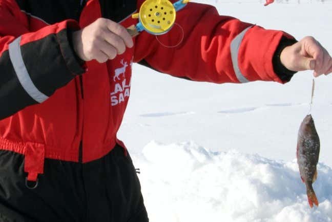 Pescando en el hielo en Äkäslompolo