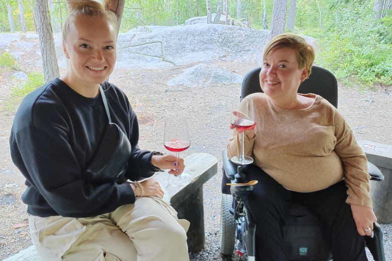 Dos amigas disfrutando de un vino en Espoo