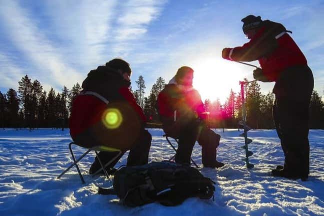 Pesca en el hielo en los bosques de Kittilä