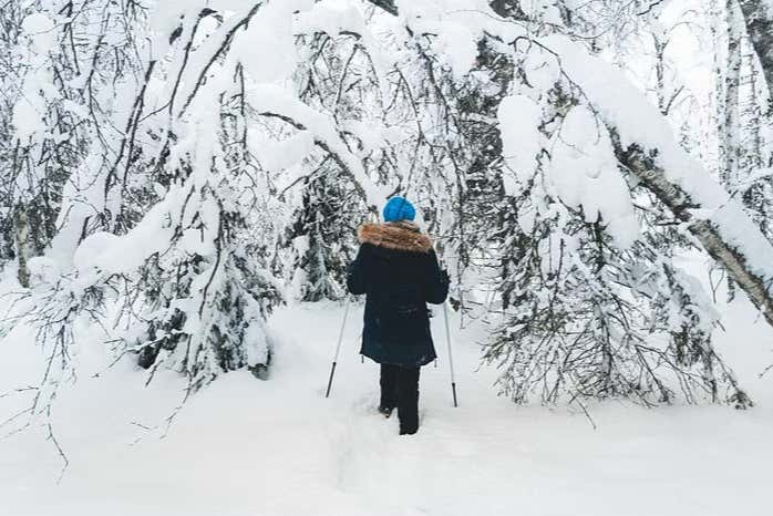 Passeggiata con le racchette da neve