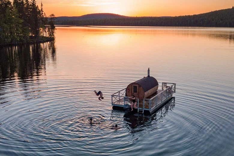 Atardece tras la sauna finlandesa flotante