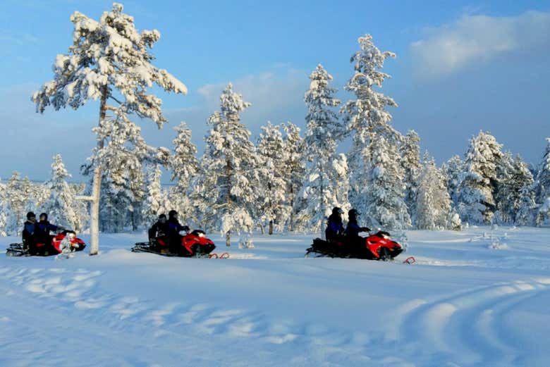 Paisaje nevado con motos de nieve