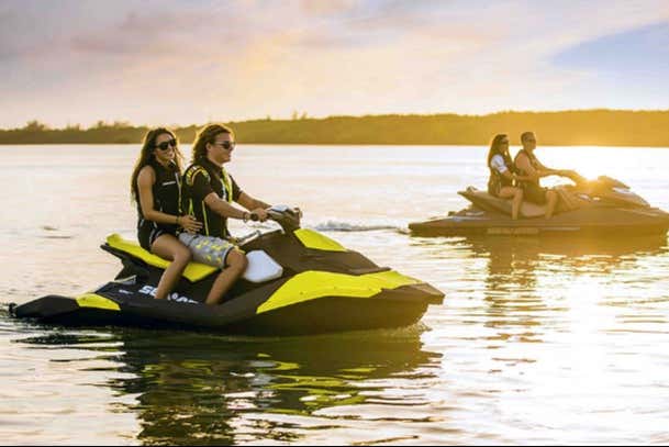 Disfrutando de unas motos de agua en Rovaniemi