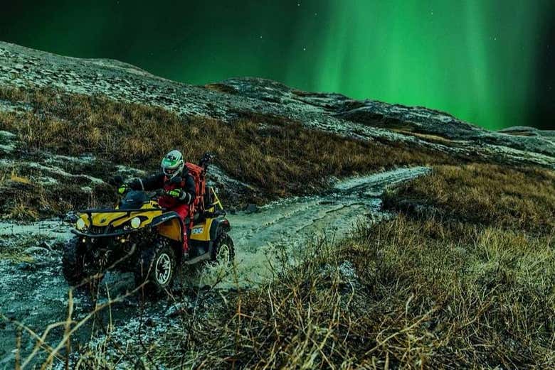 Quad sotto l'aurora boreale