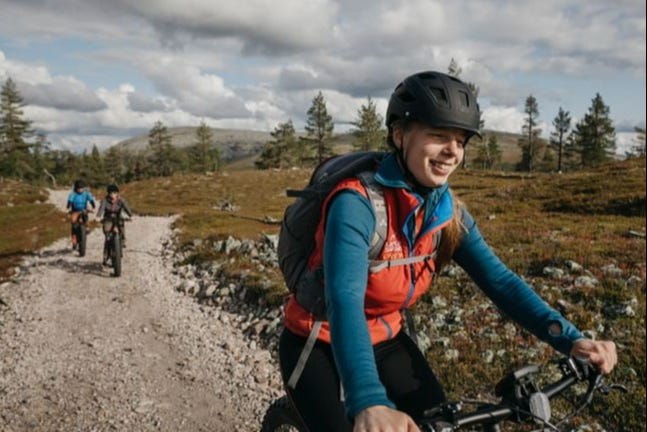 Une femme profitant de la balade à vélo