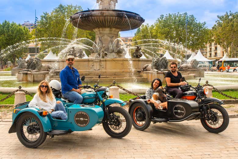 Group photo on the sidecars