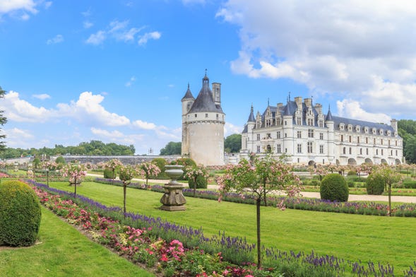 Day Trip to Loire Valley Castles: Chambord, Chenonceau, Amboise