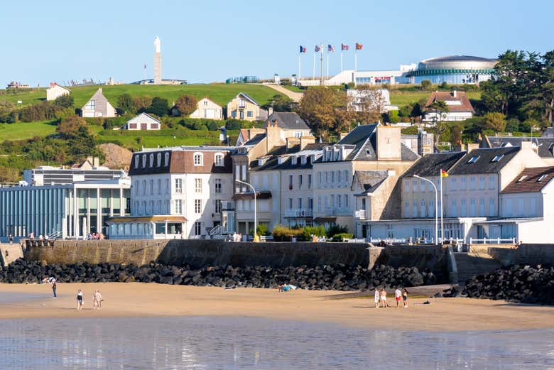 Playa de Arromanches, con el cine circular en su parte superior