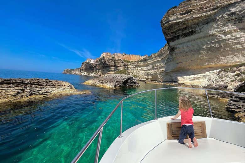 Contemplando desde el barco la costa de Bonifacio