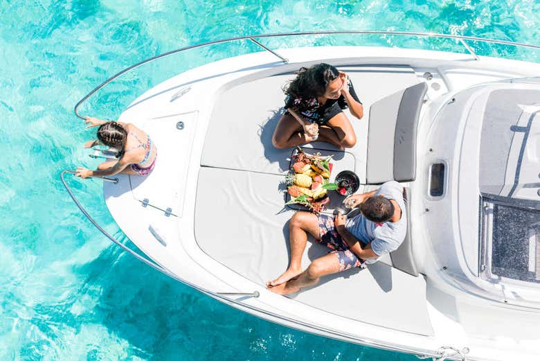 Disfrutando del paseo en barco en familia