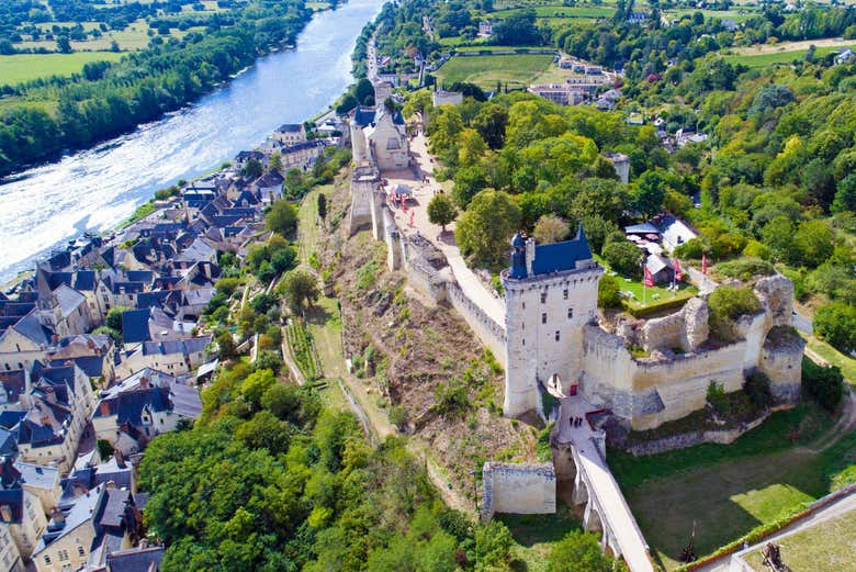 La fortaleza se erige sobre el río Vienne