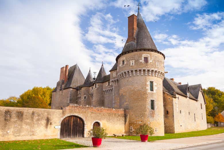 Visit Fougères-sur-Bièvre Caslte