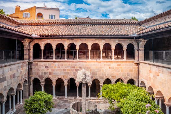 Entrada al claustro de la catedral de Fréjus