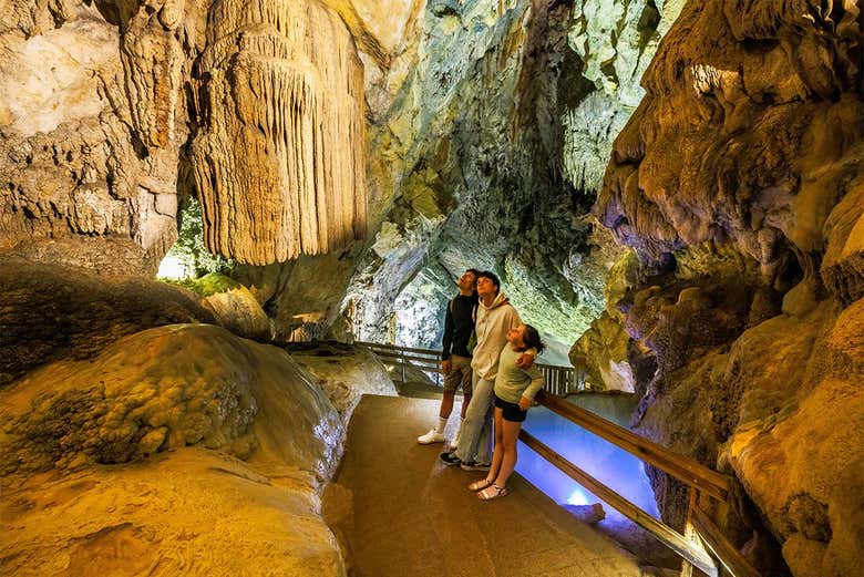 Visitando as Grutas de Cerdon