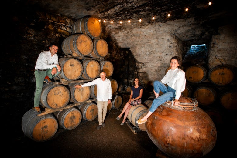 Posando con los barriles de la bodega subterránea