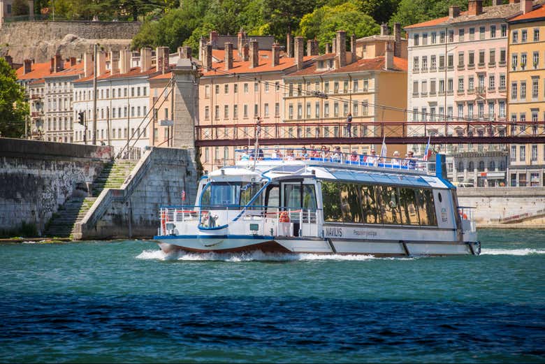 Navegando por el río Saona a su paso por Lyon