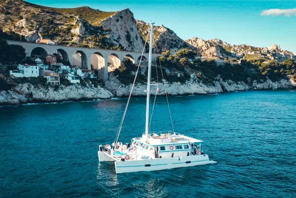 Navegando en catamarán por la costa de Marsella