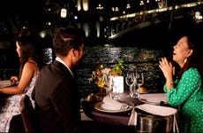 Crucero por el Sena desde la Torre Eiffel con cena