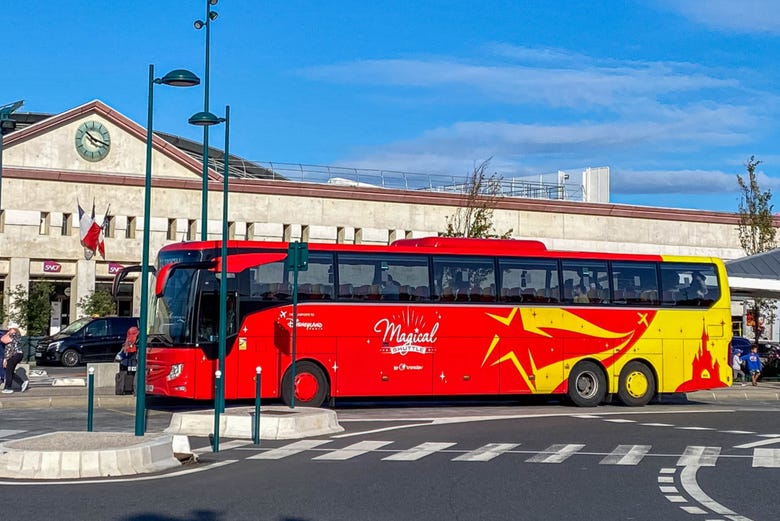 Ônibus em frente à estação de Chessy Marne la Vallée