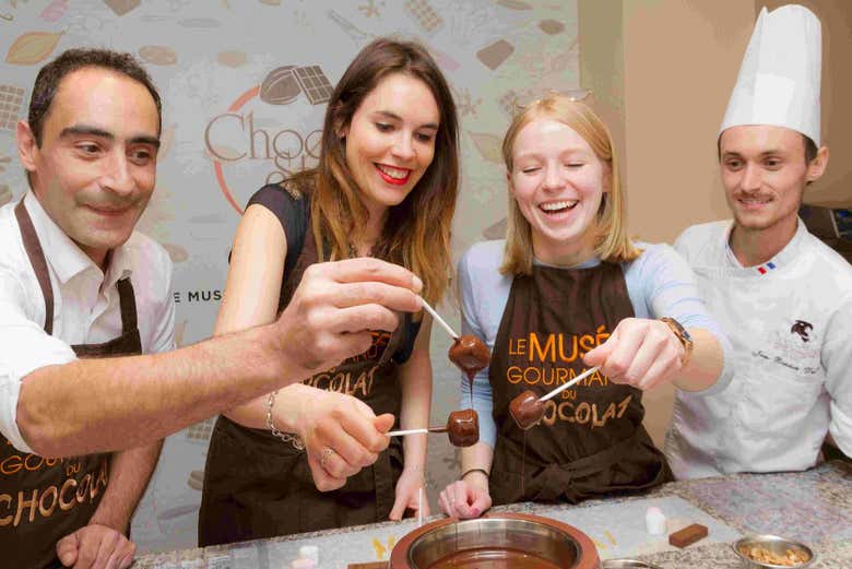 Disfrutando del taller de chocolate