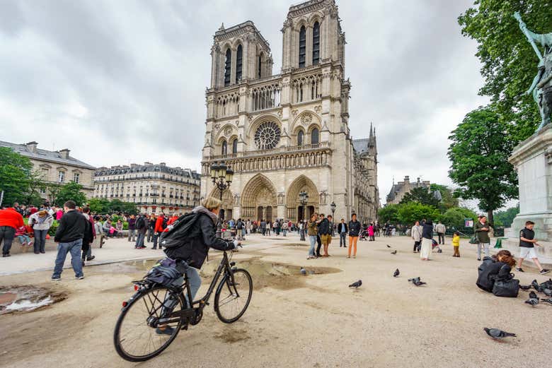 Pedaleando frente a la catedral de Notre-Dame