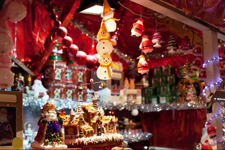 Decoraciones navideñas en un mercadillo de París