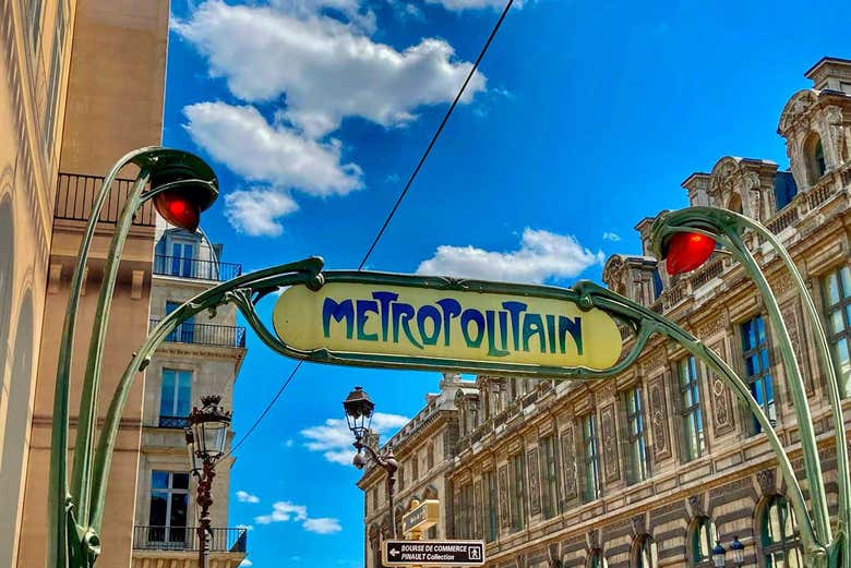 Metro de París al estilo Art Nouveau