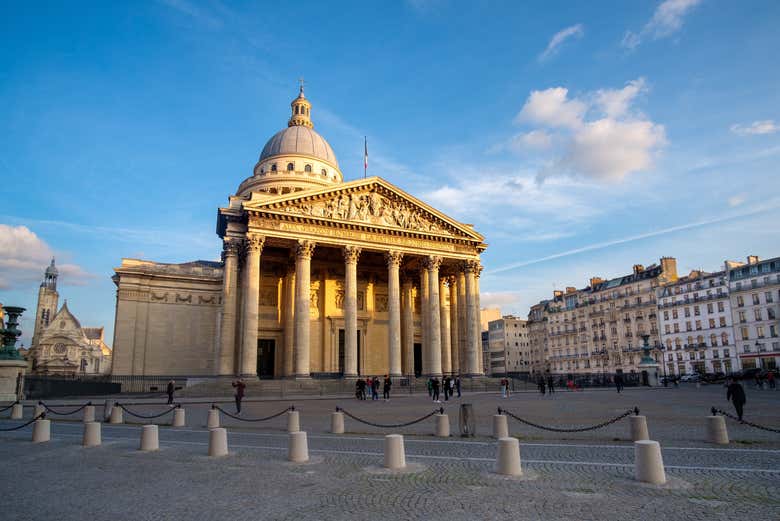 Admire the stunning Panthéon