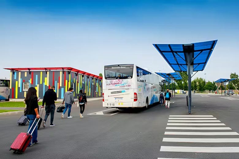 Prestes a pegar o Aérobus na parada do aeroporto