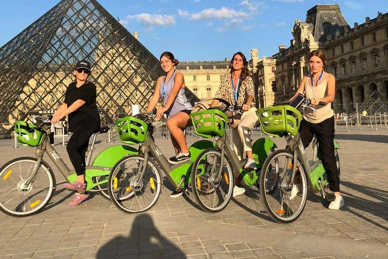 Pedaleando frente al Museo del Louvre