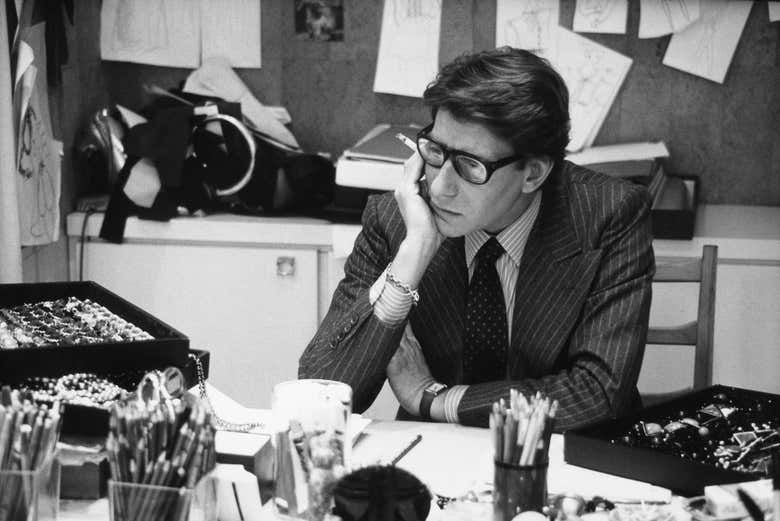 ©Yves Saint Laurent in the studio at 5 avenue Marceau