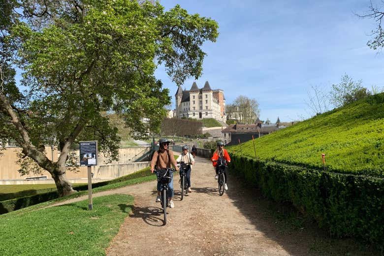 Recorriendo en bici eléctrica el centro de Pau